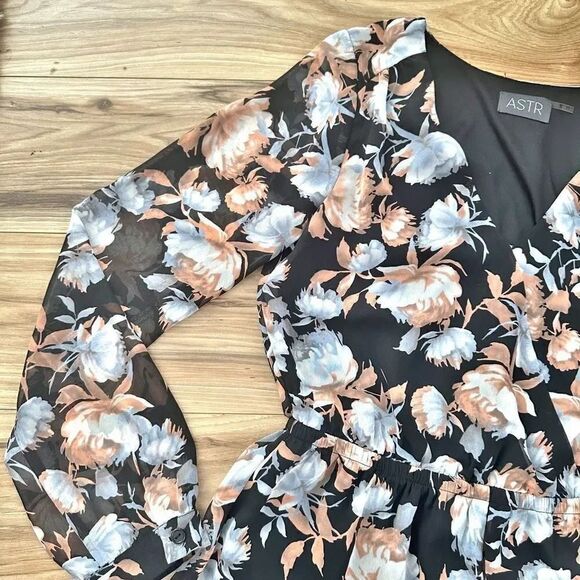ASTR THE LABEL | Black Blue Nude Floral Print Romper Long Sleeve | Size Small - Picture 4 of 8